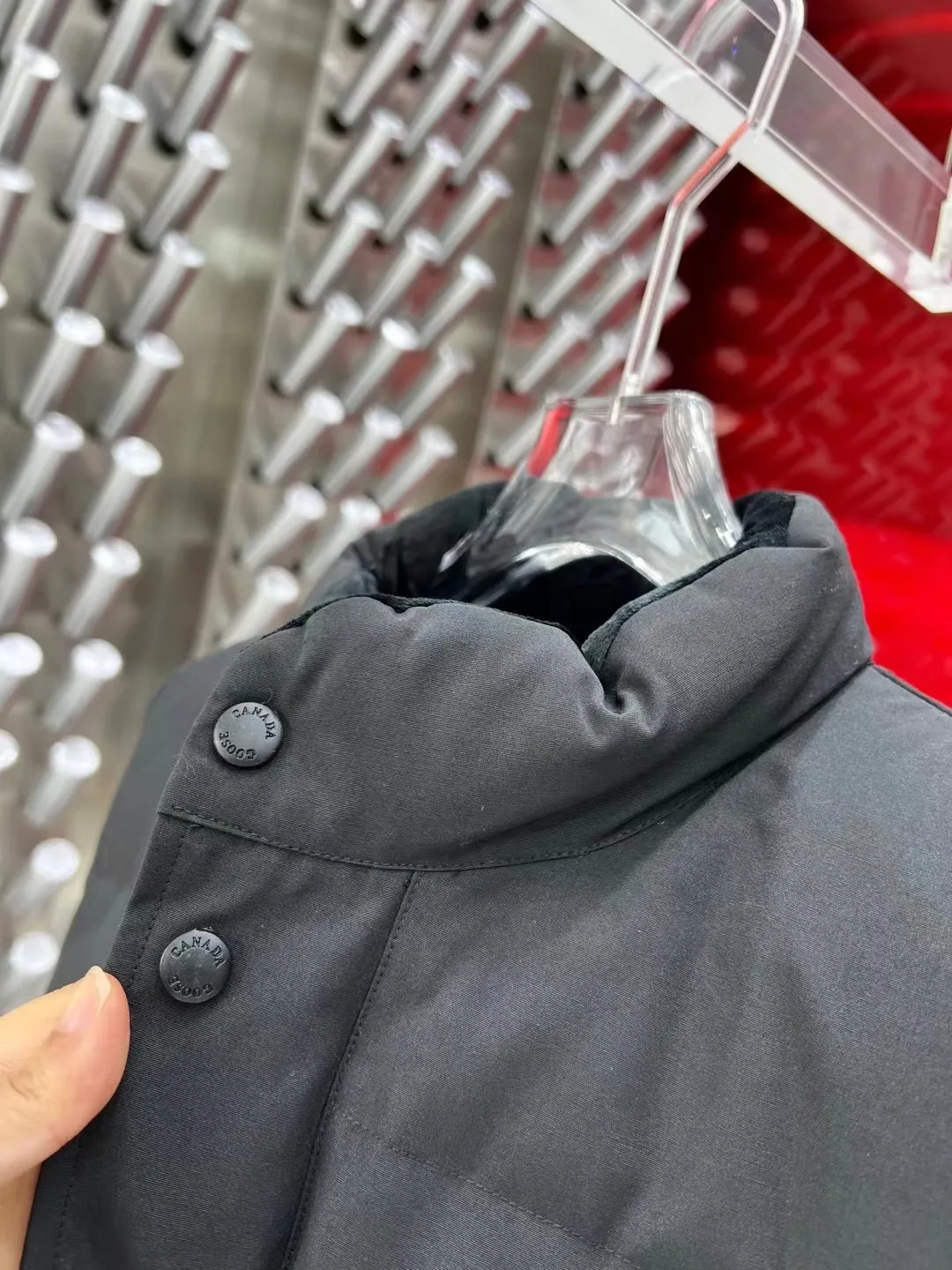 P380 Canadian brand Canada Goosex down jacket has always been recognized as the warmest down jacket. Various Instagram celebrities, Internet celebrities, and celebrities often wear it for street photos. I do Canada Goose every year, but I still can’t get rid of my love for the geese. No matter how cold the weather is, there is no need to be afraid, because there are geese! Filled with 90% white duck down, Canada Goose is the legendary warmest down jacket and is known as a must-have for Arctic outdoor sports! The most popular down jacket in the world, celebrities are rushing to buy it, it is a must-have! Same size for men and women: XS to XXL in stock😍